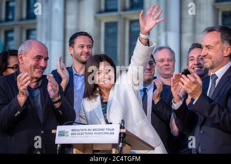 Parigi, Francia. 28 Giugno 2020. Il sindaco di Parigi, Anne Hidalgo (C) celebra dopo aver vinto il secondo turno delle elezioni comunali francesi a Parigi, in Francia, il 28 giugno 2020. In precedenza, prevista per il marzo 22, la votazione si è svolta dopo che il governo ha iniziato a uscire gradualmente a metà maggio da restrizioni di mesi in risposta alla diffusione della COVID-19. Credit: Aurelien Morissard/Xinhua/Alamy Live News Foto Stock