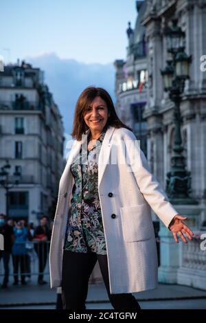 Parigi, Francia. 28 Giugno 2020. Sindaco di Parigi, Anne Hidalgo festeggia dopo aver vinto il secondo turno delle elezioni comunali francesi a Parigi, in Francia, il 28 giugno 2020. In precedenza, prevista per il marzo 22, la votazione si è svolta dopo che il governo ha iniziato a uscire gradualmente a metà maggio da restrizioni di mesi in risposta alla diffusione della COVID-19. Credit: Aurelien Morissard/Xinhua/Alamy Live News Foto Stock