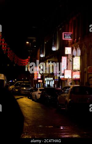 Chinatown, Manchester, Inghilterra, Regno Unito, fotografia di strada, foto di strada, negozi, tailandese, cinese, caffè, ristoranti, neon, luci Foto Stock