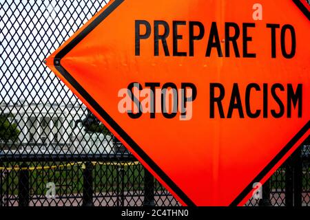 Un cartello con la scritta "prepararsi a fermare il razzismo" è appeso alla recinzione di Lafayette Square / White House, Washington, DC, Stati Uniti Foto Stock