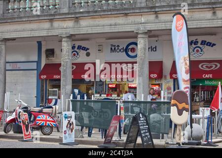 Fotografia di strada, scene di strada, scene della città, Brighton, Mods, Vespa, Inghilterra, Regno Unito, scooter, Quadrophenia, rally sul mare, il mondo moderno Foto Stock