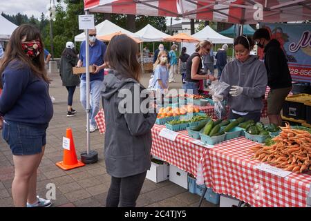 Venditori e acquirenti al Saturday Farmers Market di Lake Oswego, Oregon, il 27 giugno 2020, durante la pandemia del coronavirus. Foto Stock