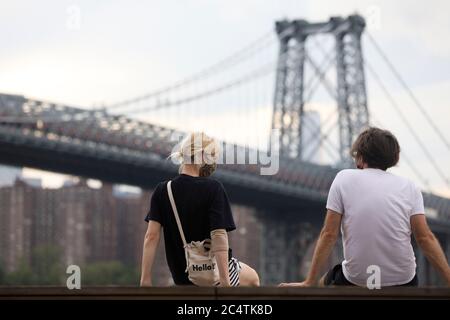 Pechino, Stati Uniti. 27 Giugno 2020. La gente si rilassa al Domino Park a New York, Stati Uniti, 27 giugno 2020. Credit: Wang Ying/Xinhua/Alamy Live News Foto Stock