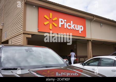 Il cartello del servizio di prelievo si trova in un mercato del quartiere di Walmart a West Linn, Oregon. La pandemia di COVID-19 induce un picco costante negli ordini di drogheria in linea. Foto Stock