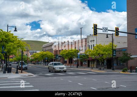 Vista su negozi e ristoranti lungo Higgins Avenue nel centro di Missoula, Montana Foto Stock