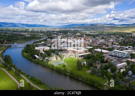 Vista aerea del centro di Missoula, Montana, con il fiume Clark Fork Foto Stock
