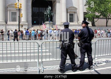 Manifestanti ai piedi del monumento equestre Theodore Roosevelt al Museo di Storia Naturale, ufficiali di NYPD che osservano la scena, New York Foto Stock