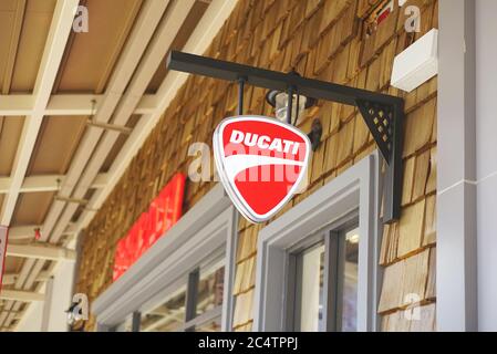 Samut Prakan, Thailandia - 13 Giugno 2020: Logo Ducati Motor nel Villaggio Centrale, Samut Prakan, Thailandia. Questo marchio è il produttore italiano di moto Foto Stock