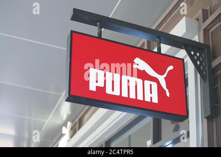 Samut Prakan, Thailandia - 13 giugno 2020: Logo di Puma nel Villaggio Centrale, Samut Prakan, Thailandia. La multinazionale tedesca che progetta e. Foto Stock