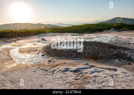 viaggiando verso i vulcani fangosi ammiriamo la lava e la terra arida in una bella giornata estiva Foto Stock