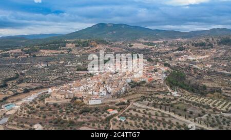 Vista aerea di una piccola città in una giornata di sole Foto Stock