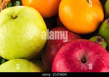 Assortimento di frutti esotici ( guava e arancia e mela rossa) su cibo frutta di fondo salute Foto Stock