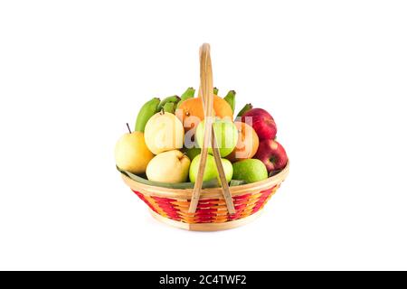 Composizione frutta fresca assortita come arancia, pera cinese, banana, mela rossa e applein verde cesto di bambu vimini su frutta bianca di fondo He Foto Stock