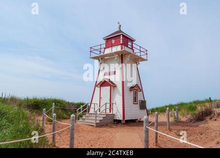 Covehead Harbour Lighthouse – un edificio storico di valore storico situato tra le dune di sabbia del Prince Edward Island National Park del Canada. Foto Stock