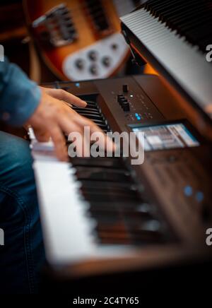 Immagine verticale di un maschio che suona sul pianoforte Foto Stock