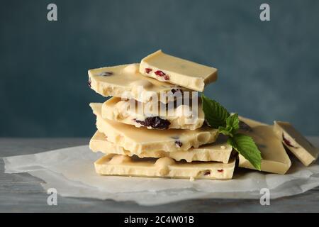 Pila di cioccolato bianco e menta su tavolo di legno grigio Foto Stock