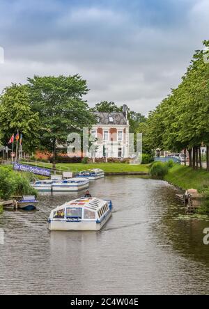 Battello turistico nei canali storici di Friedrichstadt, Germania Foto Stock