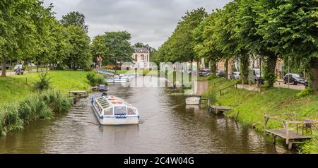 Panorama di una nave da crociera nei canali storici di Friedrichstadt, Germania Foto Stock