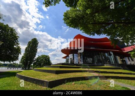 Potsdam, Germania. 17 Giugno 2020. Vista esterna del Teatro Hans otto. Dopo una lunga chiusura a causa della pandemia di Corona, il teatro riprende le operazioni a settembre con 20 anteprime sotto il motto 'Tolerance'. Credit: Jens Kalaene/dpa-Zentralbild/ZB/dpa/Alamy Live News Foto Stock