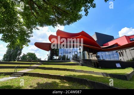 Potsdam, Germania. 17 Giugno 2020. Vista esterna del Teatro Hans otto. Dopo una lunga chiusura a causa della pandemia di Corona, il teatro riprende le operazioni a settembre con 20 anteprime sotto il motto 'Tolerance'. Credit: Jens Kalaene/dpa-Zentralbild/ZB/dpa/Alamy Live News Foto Stock