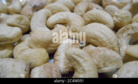 Organici di anacardi con nessuna shell su uno sfondo. Foto Stock