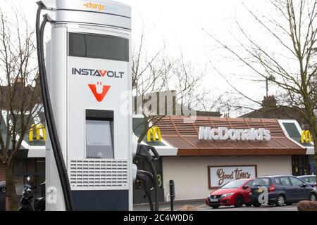 USO SOLO EDITORIALE Vista generale di un caricatore InstaVolt in un parcheggio di McDonald, poiché la catena alimentare annuncia piani per introdurre punti di ricarica rapida per veicoli elettrici (EV) come standard nei nuovi ristoranti Drive-Thru del Regno Unito, Londra. Foto Stock