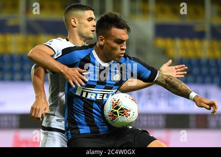 Parma, Italia. 28 Giugno 2020. Lautaro Martinez (R) di Inter Milan viena con Vincent Laurini di Parma durante una serie A partita tra Parma e Inter Milano a Parma, 28 giugno 2020. Credit: Alberto Lingria/Xinhua/Alamy Live News Foto Stock