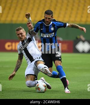 Parma, Italia. 28 Giugno 2020. Cristiano Biraghi (R) di Inter Milan viaggerà con Juray Kucka di Parma durante una partita tra Parma e Inter Milan a Parma, 28 giugno 2020. Credit: Alberto Lingria/Xinhua/Alamy Live News Foto Stock