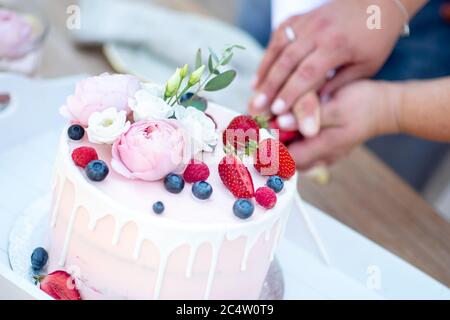 Langenhagen, Germania. 26 Giugno 2020. Una coppia nuziale taglia una torta alla cerimonia nuziale. Credit: Hauke-Christian Dittrich/dpa/Alamy Live News Foto Stock