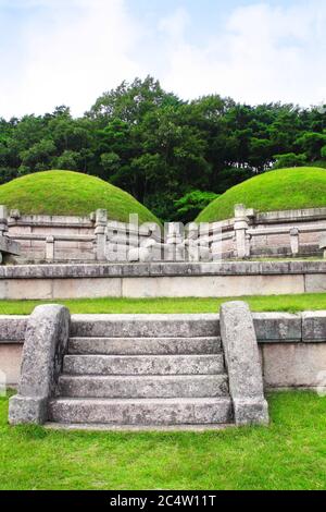 Tombe di Re Kongmin (Konmin-van) e della Regina Noguk, Dinastia Koryo, Mausoleo del XIV secolo, Haeson-ri, Kaesong City, Corea del Nord (DPRK). Mondo UNESCO h Foto Stock