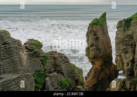 Vista sulle rocce di Pancake a Dolomite Point, formazione geologica e destinazione turistica a Punakaiki, Greymouth, West Coast, Nuova Zelanda. Foto Stock