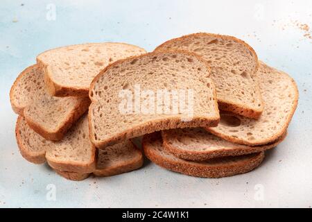 Macrofotografia di muffa verde su un pane raffermo. Superficie di pane ammuffito. Pane guastato con muffa. Fungo ammuffito su pane marcio. Vista dall'alto. Foto Stock