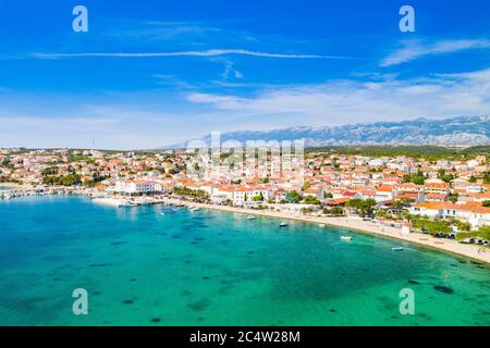 Croazia, splendida costa adriatica, città di Novalja sull'isola di Pag, centro città e marina vista aerea Foto Stock