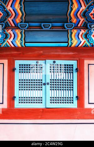 Dettagli astratti della porta al Palazzo Changdeokgung, Sito Patrimonio dell'Umanità dell'UNESCO, Seoul, Corea del Sud, Asia Foto Stock