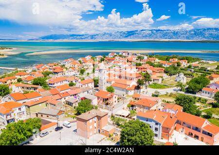 Vista panoramica della città vecchia di Nin sulla costa adriatica in Croazia, mare e Velebit montagna sullo sfondo Foto Stock