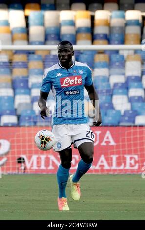 Nessuno, Nessuno. 28 Giugno 2020. Kalidou Koulibaly di Napoli in azione durante Napoli vs Spal, serie italiana UNA partita di calcio a napoli, Italia, Giugno 28 2020 Credit: Independent Photo Agency/Alamy Live News Foto Stock