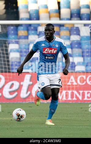 Nessuno, Nessuno. 28 Giugno 2020. Kalidou Koulibaly di Napoli in azione durante Napoli vs Spal, serie italiana UNA partita di calcio a napoli, Italia, Giugno 28 2020 Credit: Independent Photo Agency/Alamy Live News Foto Stock