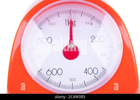 quadrante bilancia cucina su sfondo bianco attrezzatura cucina oggetto isolato Foto Stock