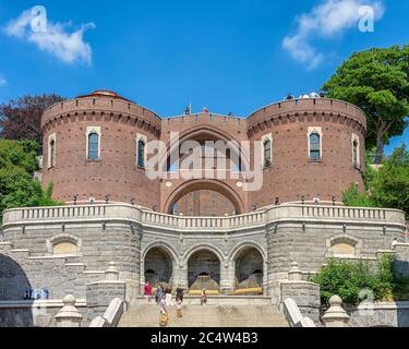 HELSINGBORG, SVEZIA - 27 GIUGNO 2020: Le scale e la terrazza che portano fino al castello medievale chiamato karnan che difese gli svedesi dai danesi in Foto Stock