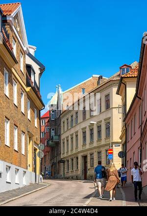 HELSINGBORG, SVEZIA - 27 GIUGNO 2020: Le persone si divertano a passeggiare per le strade di Helsingborg in una giornata estiva soleggiata. Foto Stock