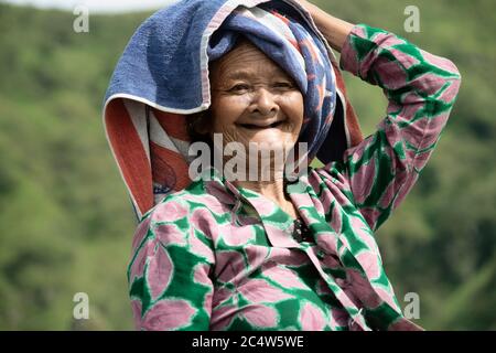 Trunyan, Bali, Indonesia - 11 gennaio 2014: Donna Balinese sorridente Foto Stock