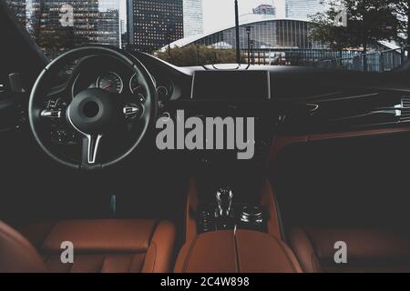 Interni interni in pelle di sabbia rossa arancione - volante, leva del cambio e cruscotto. Foto Stock