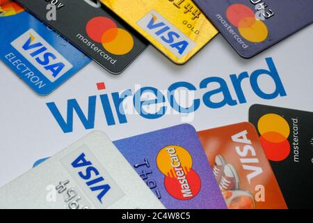 Logo wirecard su carta e CARTE DI credito VISA e MASTERCARD intorno ad essa. Concetto. Foto Stock
