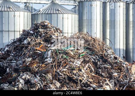 Rottami di metallo presso l'impianto di riciclaggio. Foto Stock