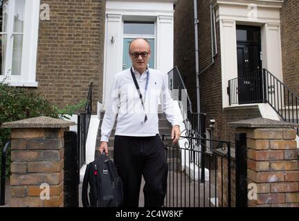 Londra, Regno Unito. 29 Giugno 2020. Dominic Cummings, consigliere politico capo di Boris Johnson, lascia la sua casa per andare a Downing Street. Credit: Tommy London/Alamy Live News Foto Stock