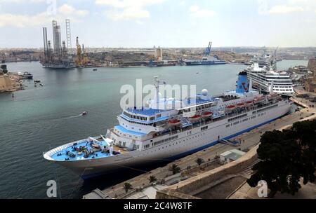 Valletta. Malta. Nave da crociera Marella Celebration di proprietà di TUI UK ancorata al porto di Valletta. Foto Stock