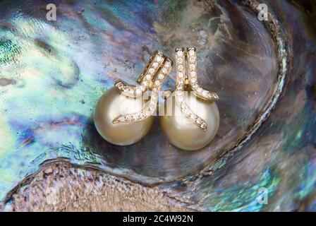 Orecchini di Perle dorate del Mare del Sud con diamanti sulla calotta Madre di Perla (Pinctada margaritifera) Foto Stock