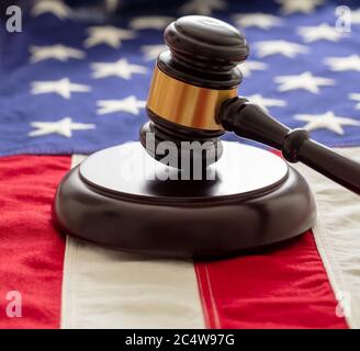 Giudice o asta gavel su sfondo bandiera Stati Uniti d'America. Concetto di giustizia e diritto negli USA Foto Stock