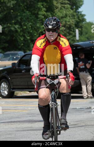 Un uomo anziano in bicicletta su un sentiero vicino alla Marina di Bayside a Queens, New York City. Foto Stock