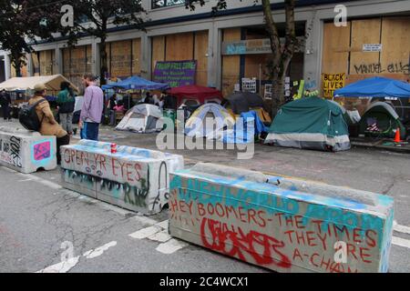 Seattle, Washington, Stati Uniti. 27 Giugno 2020. Capitol Hill occupò la zona di protesta, tende di manifestanti e barriere erette dalla polizia dopo che abbandonarono il loro quartiere. Credit: Amy Katz/ZUMA Wire/Alamy Live News Foto Stock